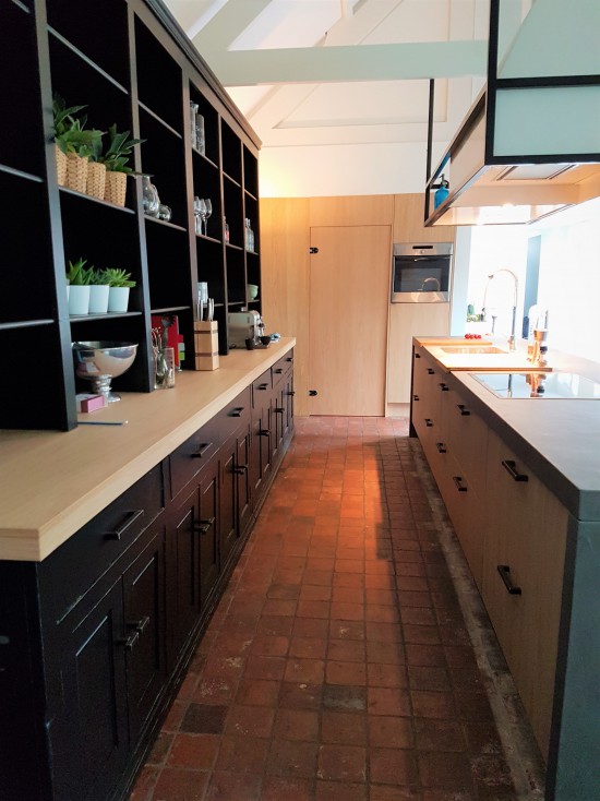 Renovatie van keuken door eiken blad, fronten en betonblad