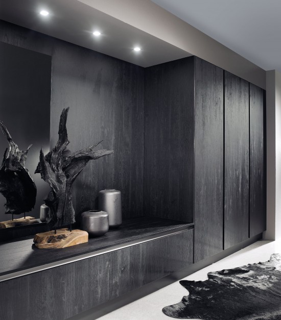 Zwarte houtstructuur kastenwand voor keuken